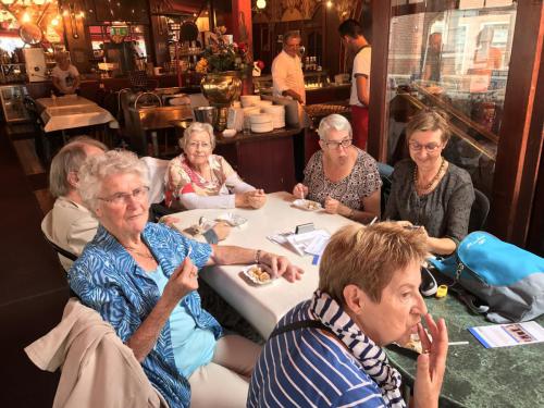 Ouderendag poffertjes eten